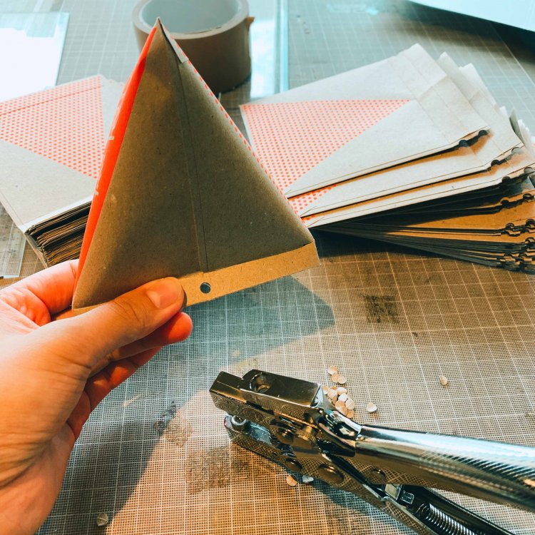 仮組みしてパンチで穴を開ける作業。センターを合わせなきゃいけないので、なかなか時間がかかる。