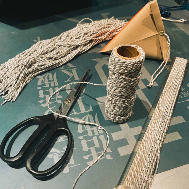 約30cmに切るべく、30cm定規にヒモをグルグル巻きつけ一気にカット。