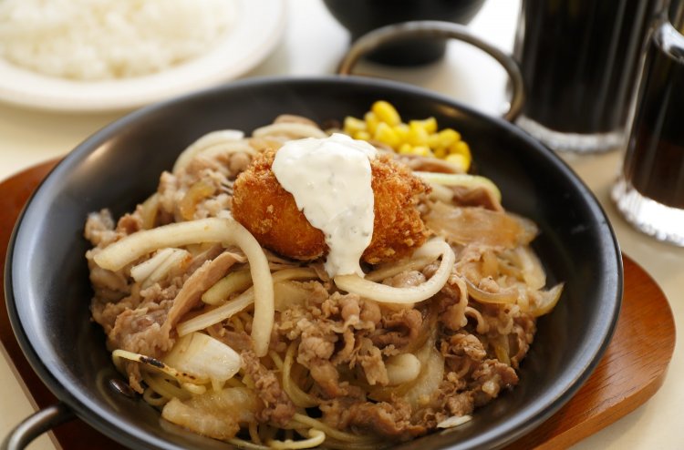 カロリー焼き+手作りカニクリームコロッケ840円。ライスは大360gまで無料!さらに+50円の特410gも完食したら無料！