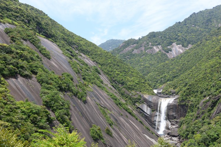 由来になった右岸に迫る圧巻の一枚岩は250 × 300 ｍの花崗岩。