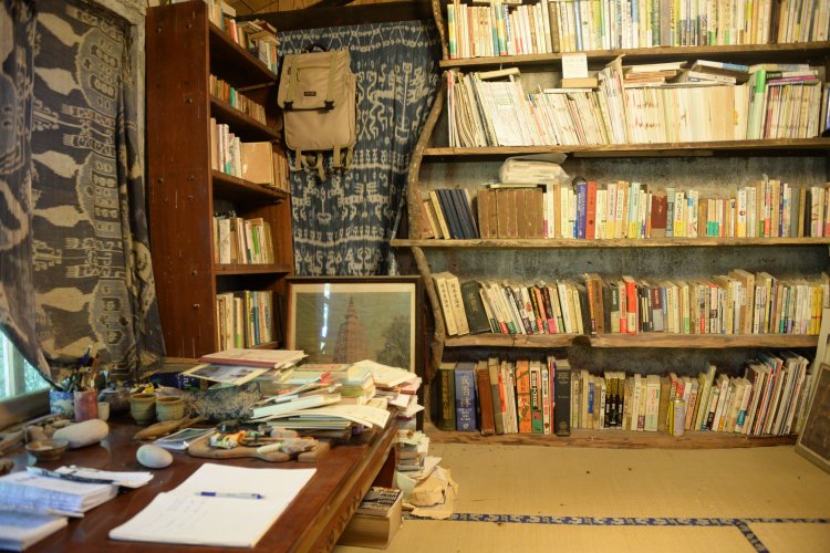 執筆した机。彼がガンジスの清らかさに例えた川が窓外を流れる。