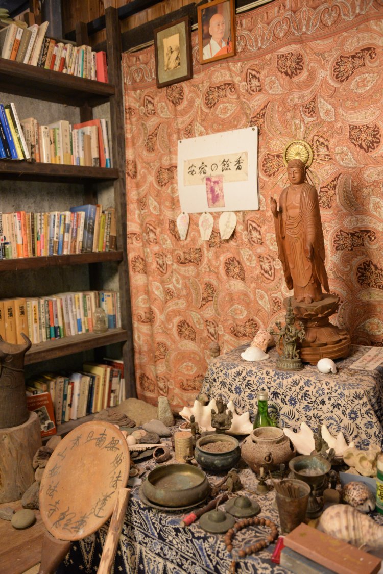 仏教に造詣の深かった三省。庵には遺言で祈った薬師如来の像が。