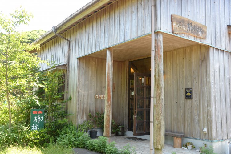 荒地再生から変遷するべく自然のあふれる店。空港の徒歩圏内にある。