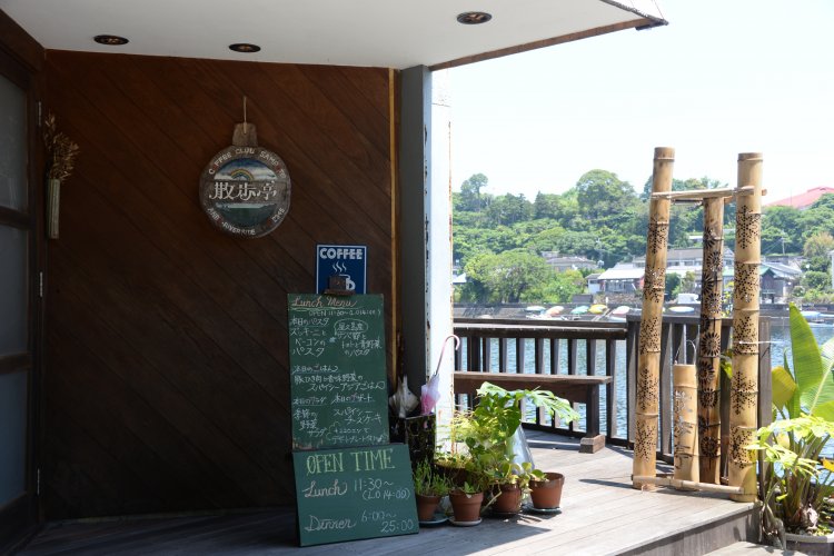 店名は「セイントポート=聖なる港」にもかけている。