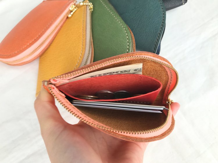 ヤクシカ革の島財布１万1000円～、長財布5 万3000 円～。