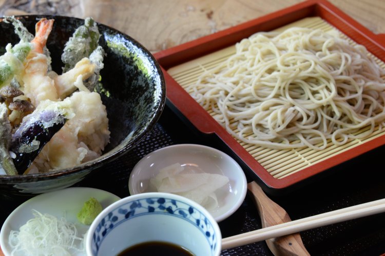 そばと天丼・魚めし・とろろ飯・飛び魚の棒寿しセット各1080 円。