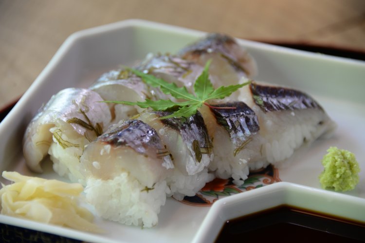 屋久島に行ったらかならず食したい飛び魚の棒寿し。単品600 円。