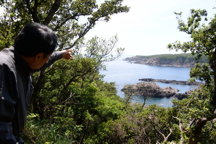 宝永５年（1708）裃を着て上陸した恋泊の岩礁を教会裏手から望む。