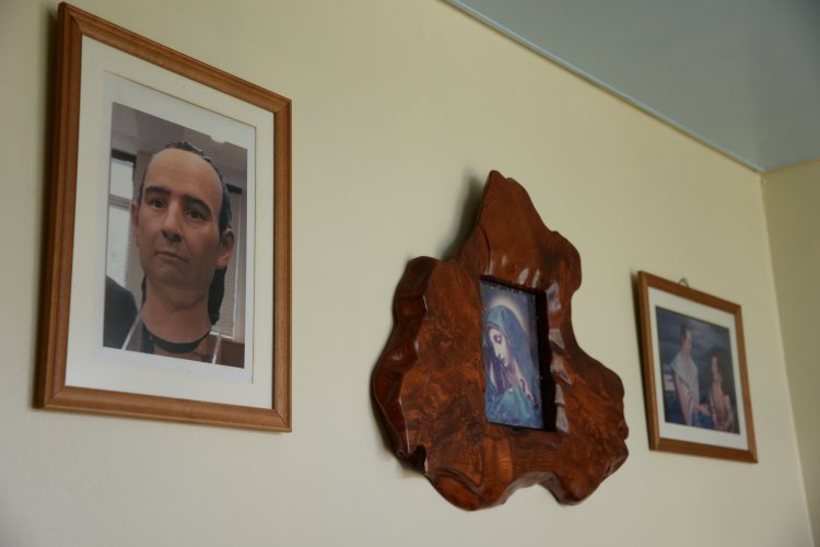 教会玄関に並ぶ復顔像と上陸時持参の聖母像、上陸風景のパネル。