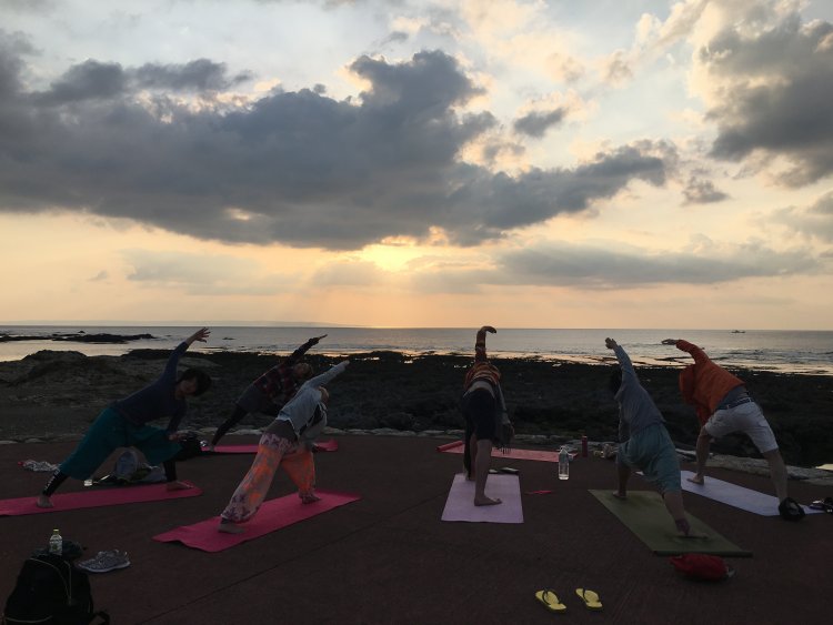 人気の日の出・サンセットYoga。日の出は春田浜で行い茶会も開く。