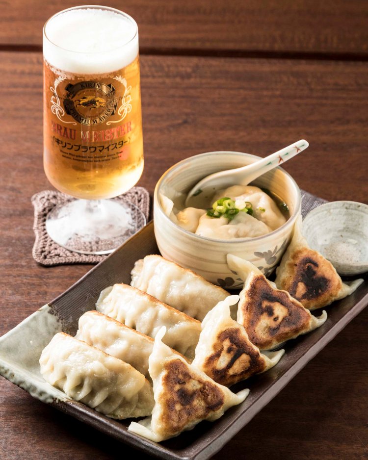 餃子が合計12個も味わえる餃子盛り合わせ1200円は、店主が愛してやまないキリンブラウマイスター520円と一緒に。