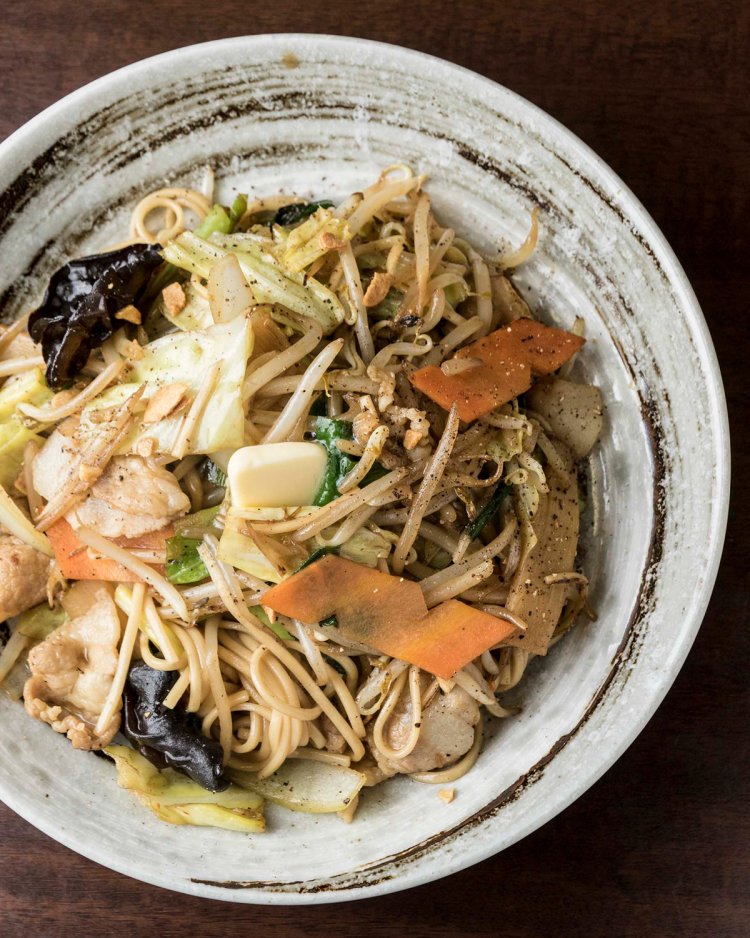 焼き塩らーめん800円など食事メニューも充実。