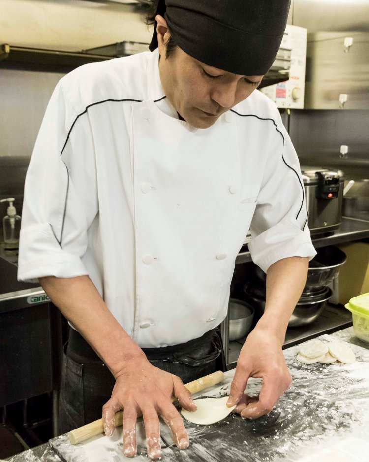  ギリシャで寿司を握るなど豊富な料理人経験を持つ店主。