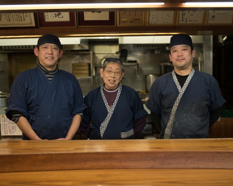 ご兄弟と、ほがらかなお母さんで店を切り盛り。店内は和やかな空気が流れ、奥には掘りごたつの席も用意。
