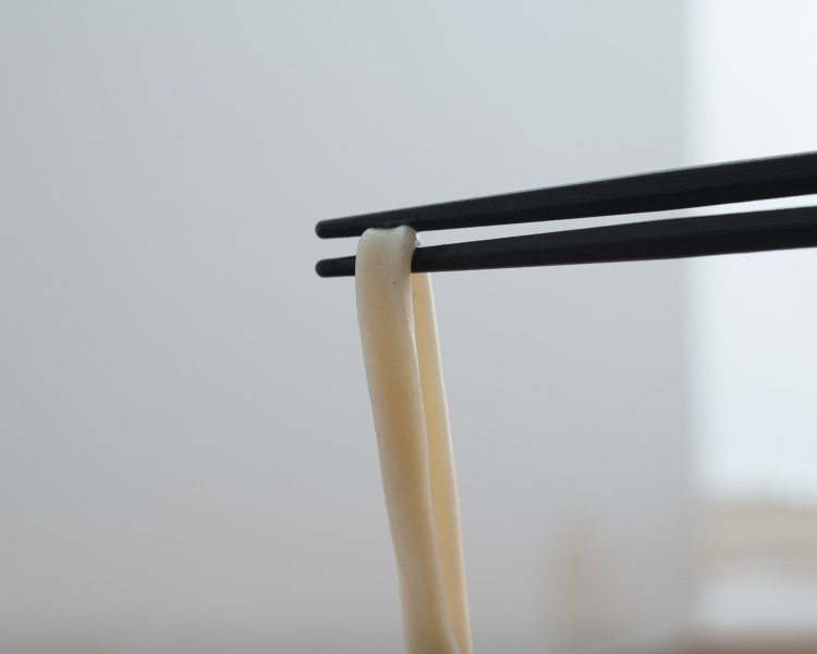 褐色がかりエッジの立った太い麺。