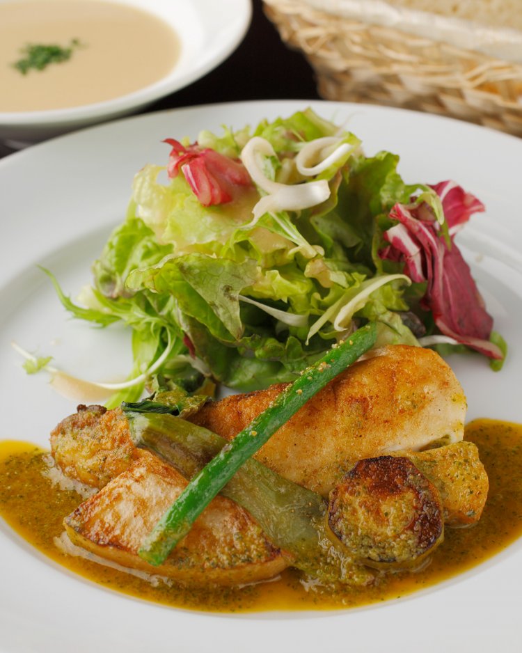 平日限定ランチ1000円。日替わりの鮮魚か肉料理かを選べ、スープ、有機野菜のサラダ、パンがセットに。