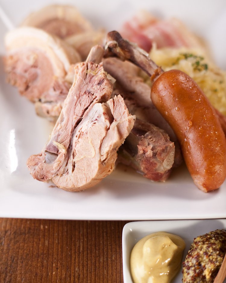 じっくり煮込んだ豚肉と骨付ソーセージのシュークルト980円。