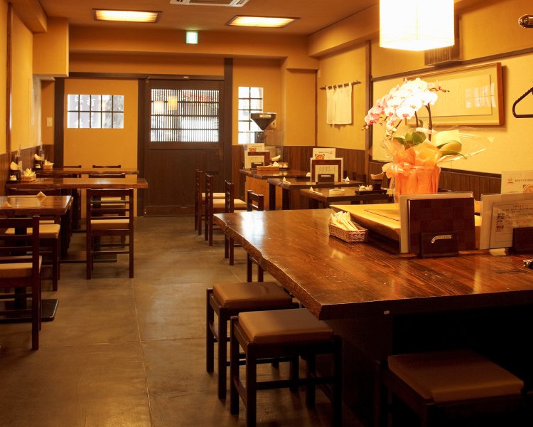 広々とした店内。テーブル54席。