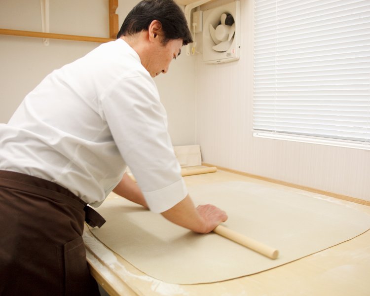 打ちたてを味わってもらうべく1日5回は打つ。