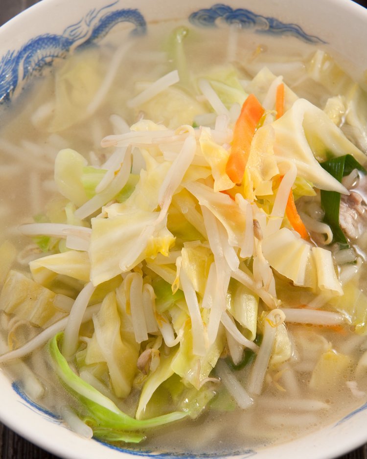 タンメン760円。強いコシが自慢の太麺というのが珍しい。ほか、餃子3個は270円、しょうゆラーメン600円、ビール中びん630円、ラー油500円。