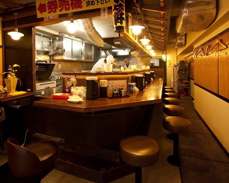 タンメンの具の野菜だけをサービスで供する。注文したものが出てくるまで、それを肴にビールを開ける人多し。