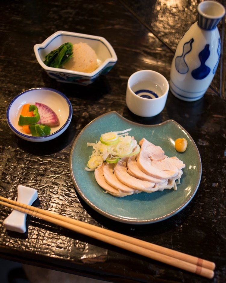 黒板書きから定食を決めたら、小鉢とつくば鶏の蒸し鶏470円をアテに、日本酒620円～の熱燗でゆるゆる、まったり。