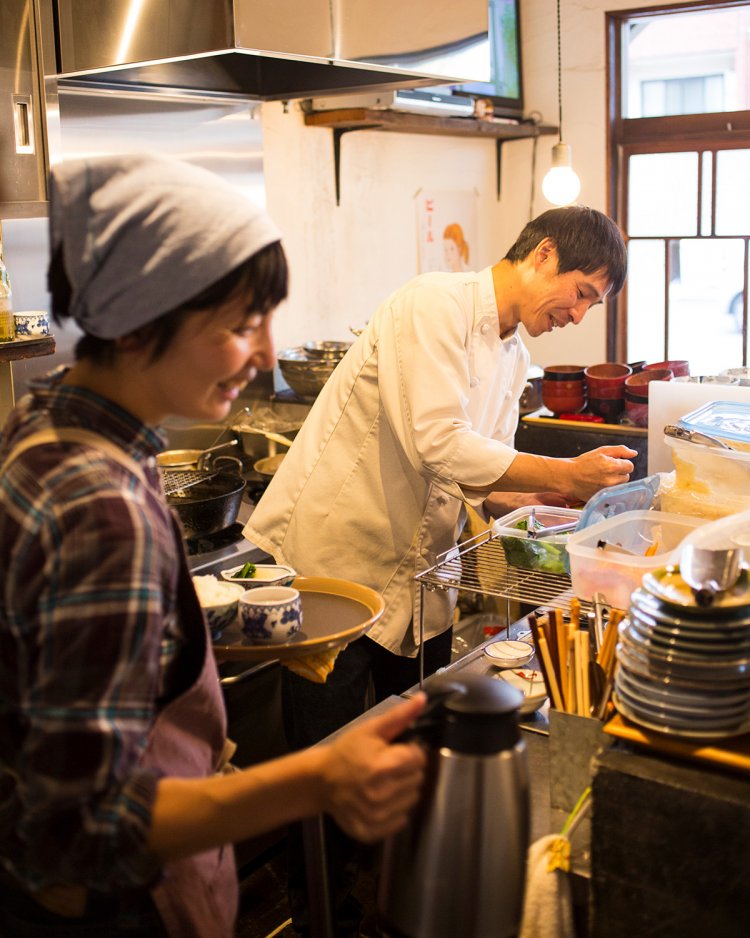 1階はL字のカウンター8席、2階にはちゃぶ台のお座敷が。