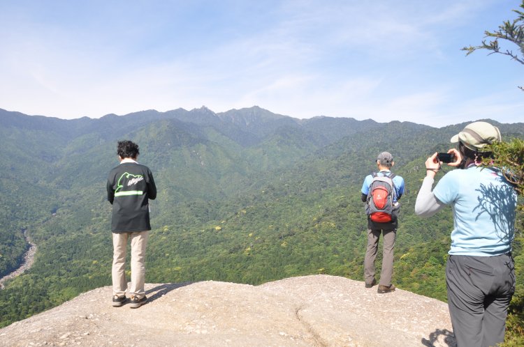 山々が一望できる太鼓岩。白谷雲水峡の辻峠そばにある。
