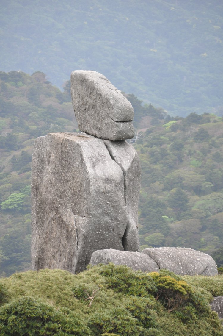 花崗岩の山地は奇岩怪石の宝庫。途中日本最南端の泥炭湿原もある。
