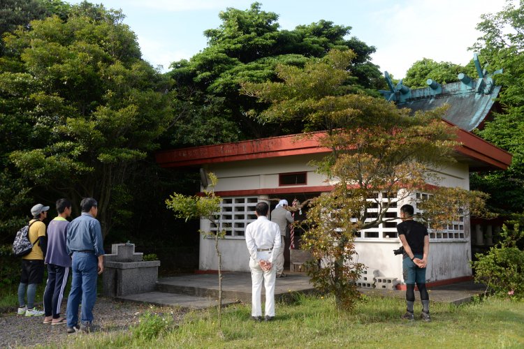 早朝から正午頃にかけて向岳の権現様に岳参りをする長峰集落。