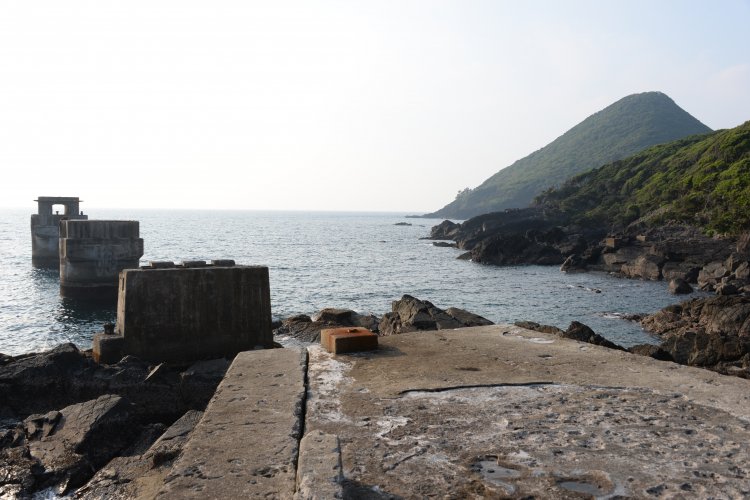 宮之浦に移る前一湊にあった屋久島電工の桟橋の跡。奥は矢筈岳。