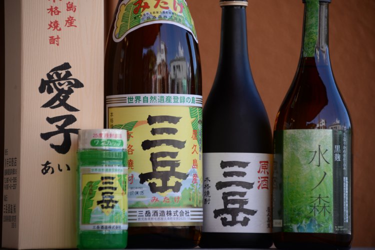 もっともポピュラーな三岳をはじめ黒麹使用の水ノ森など多種多様。