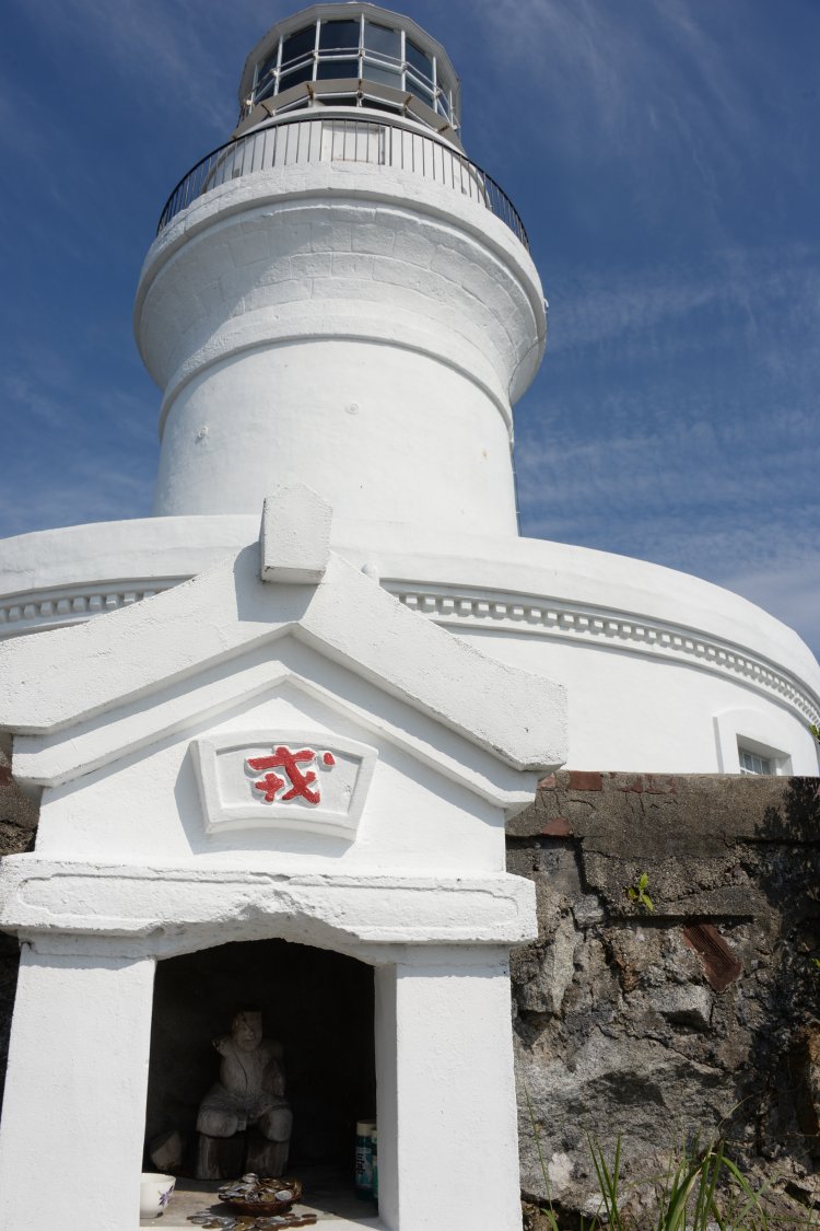 口永良部島を望む屋久島灯台の突端に鎮座する。ハシゴで塀を越えて参る、意外な立地に驚く。