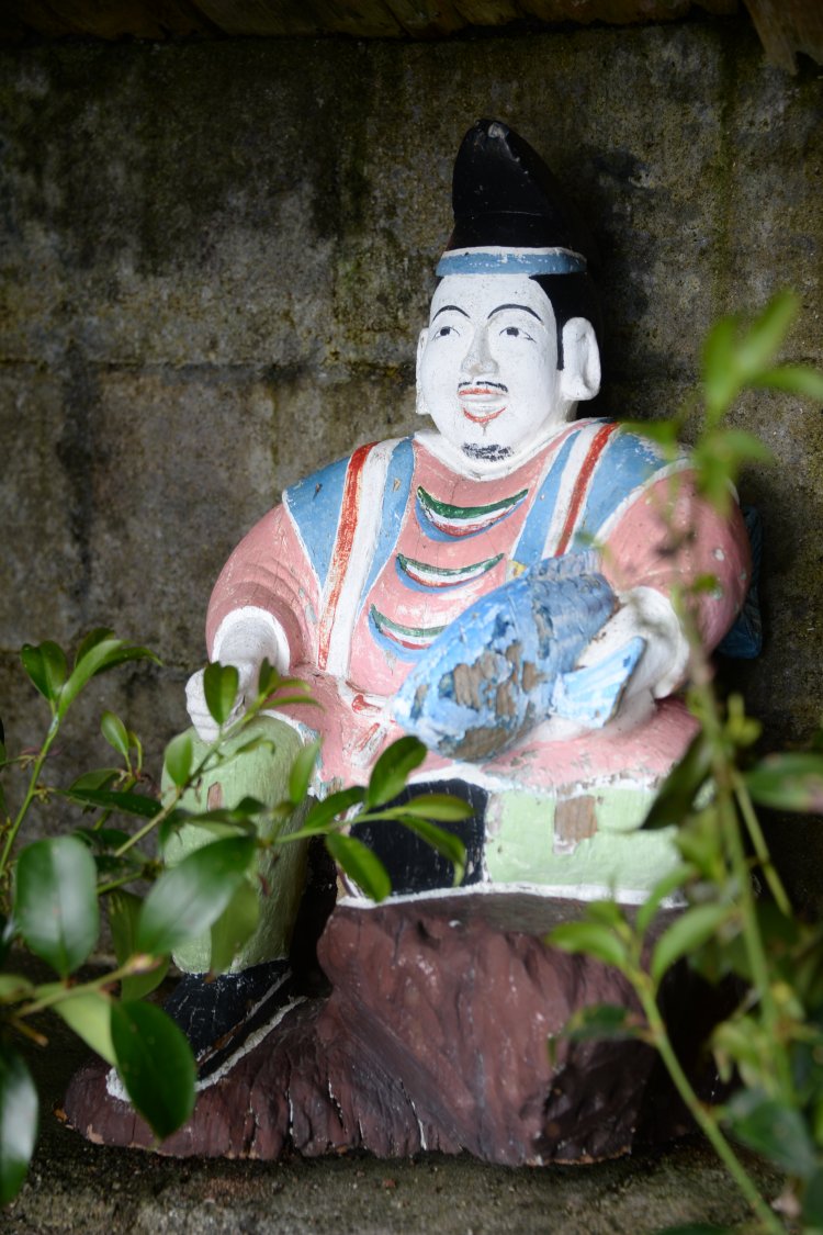 風化したエビス様が多いが麦生の浜エビスは極彩色の完全体だ。