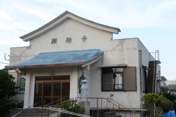 海風対策なのか壁一枚の破風がとても合理的な願船寺。