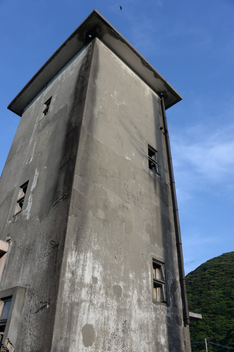 旧測候所の機銃痕。島は近代まで戦乱がほとんどなかったが、空襲で各集落は大きな被害を受けた。