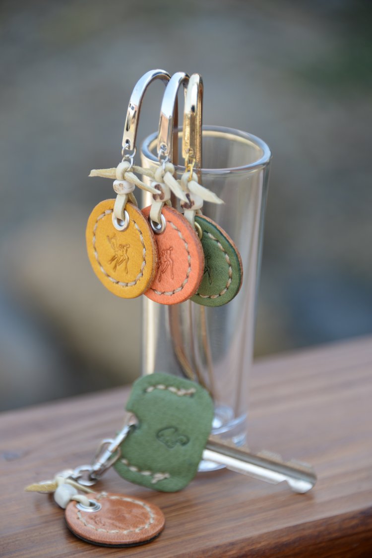 おり1550 円、キーホルダー1550円など手頃なものも手触りは上質。