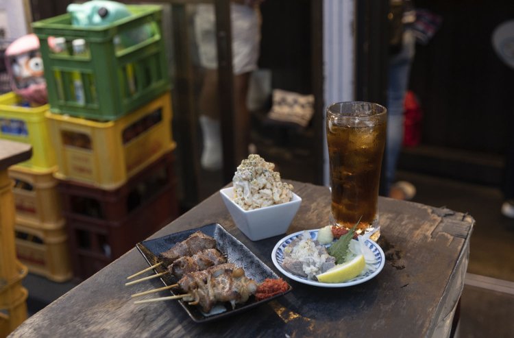 やきとん各140円～、玉子マカロニサラダ大390円など。