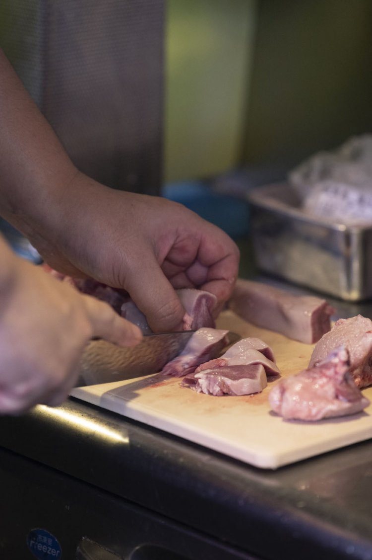 タンやレバーなど部位の多くは、朝つぶしたもの。