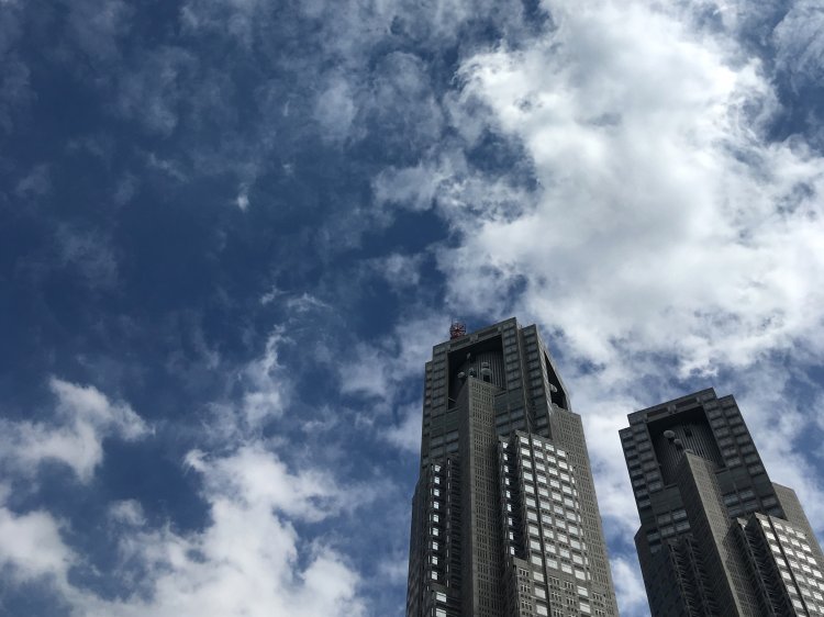 新宿は東京都庁の展望室も0円スポット。誌面ではこの景色を見上げた新宿中央公園を紹介した。