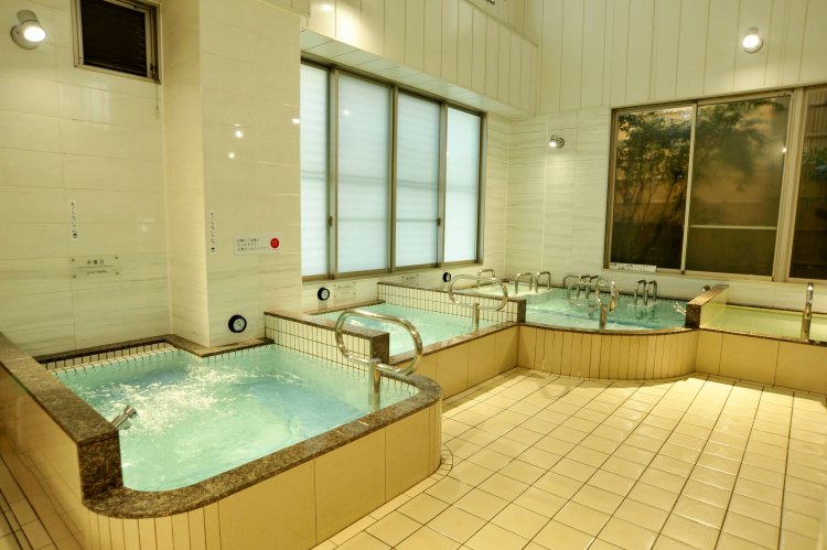 さまざまな機能浴ができる内湯。ビル内にあるが天井が高いのでゆったりできる。