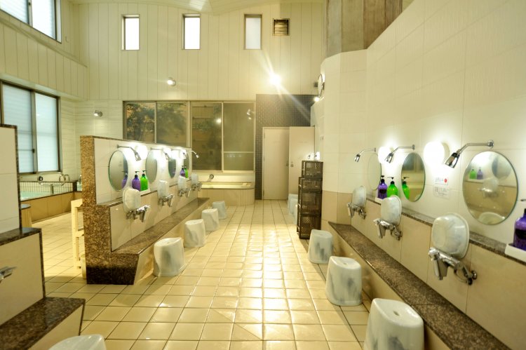 浴槽と洗い場は仕切られているので使い勝手がよい。