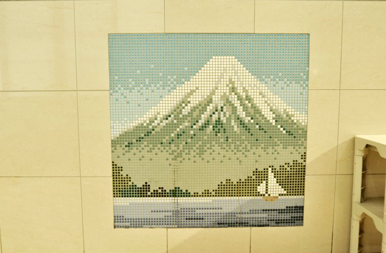 浴槽と洗い場の仕切りには富士山のタイル絵があり、こんなところにも銭湯の文化を守る心意気が見てとれる。