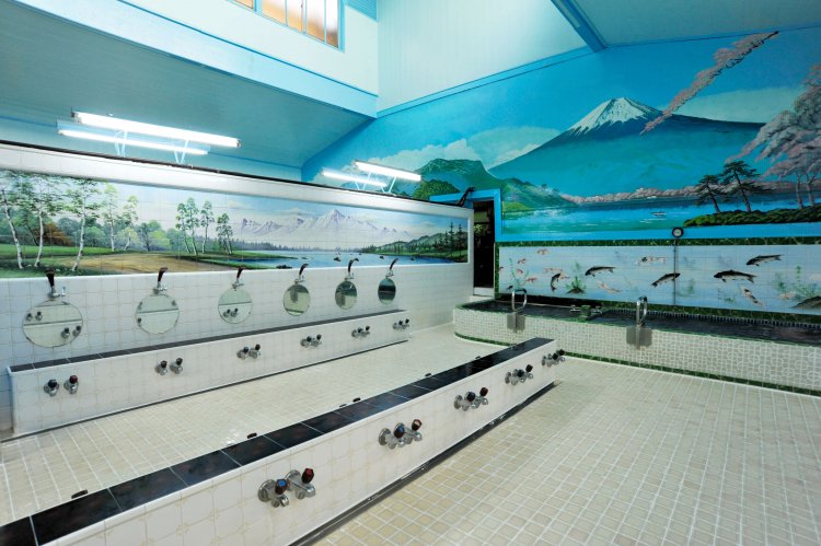 浴室を飾るペンキ絵は、中島盛夫絵師が2019年8月に描いたもの。浴室は中央部を低くすることで、広々とした印象を与えている。