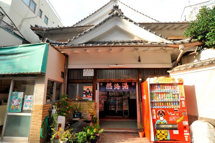 神楽坂の裏通りに立つ昔ながらの宮造りの建物。