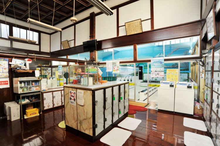 総ヒノキ造りの脱衣室。今では数少なくなった番台スタイルの銭湯だ。