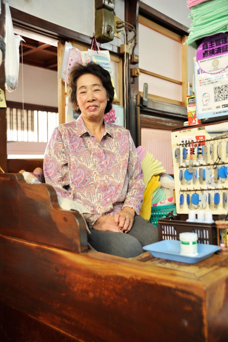 いつも番台に座る女将さん。お客様との世間話が楽しみだという。