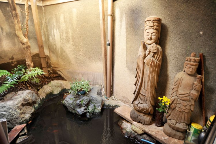 男湯には金魚や亀が遊ぶ小さな池がある。