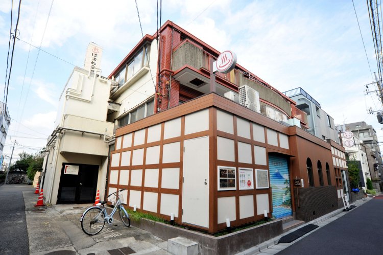 格子模様を施した漆喰壁の外観が印象的なはすぬま温泉。シャッターには富士山が描かれる。