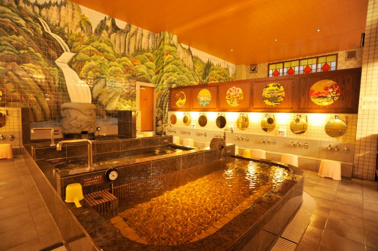 タイル絵と花鳥風月を描いた丸形の日本画が独特の雰囲気をつくる。